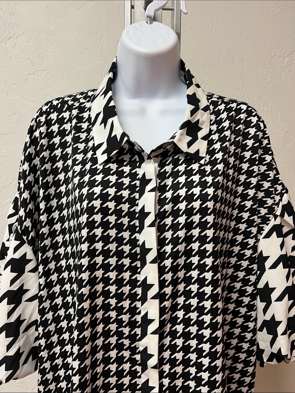 Eloquii Black and White Houndstooth Button-Down Puff Sleeve Blouse Size 24 - Picture 2 of 16